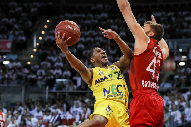 通过詹姆斯 通过詹姆斯